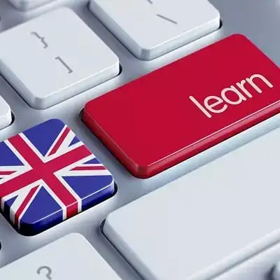 Los cursos de inglés online Sence son una vía accesible para el aprendizaje. Tecla con la bandera del Reino Unido junto a una tecla roja con la palabra 'learn', representando el aprendizaje del inglés en línea