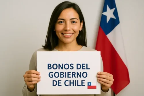 Mujer sonriendo sosteniendo un cartel de bonos del gobierno de Chile.