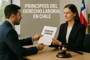 Profesionales en una reunión de trabajo discutiendo derechos laborales.